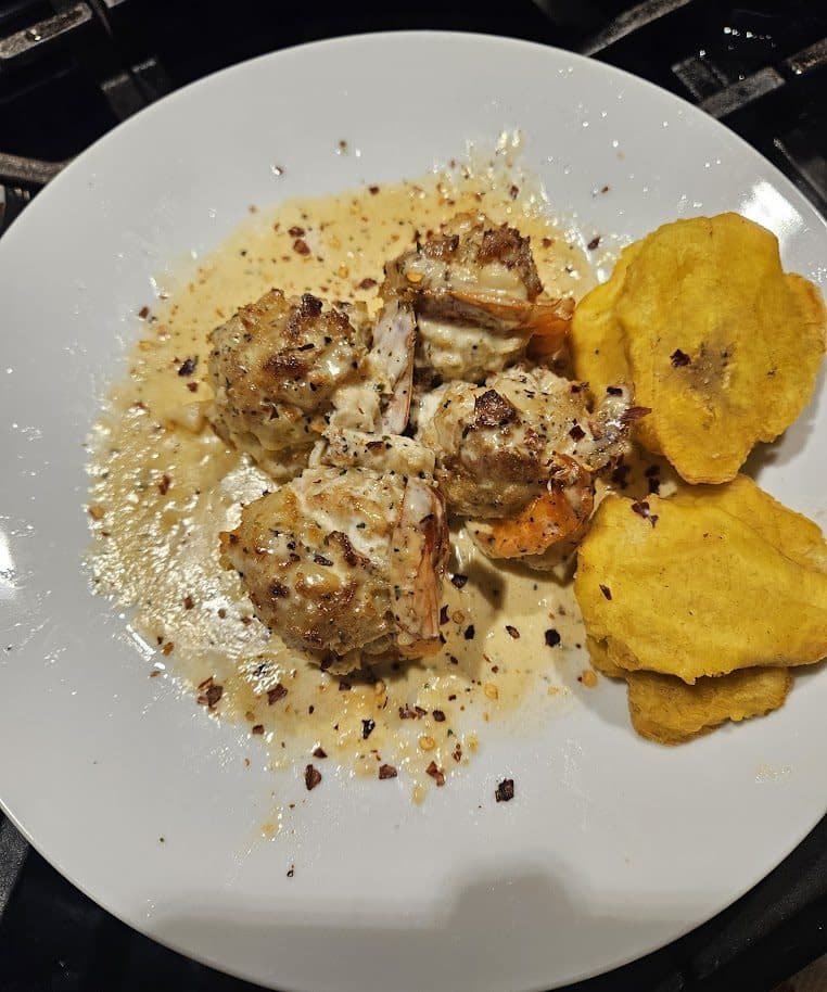Pork with tostones in a creamy sauce